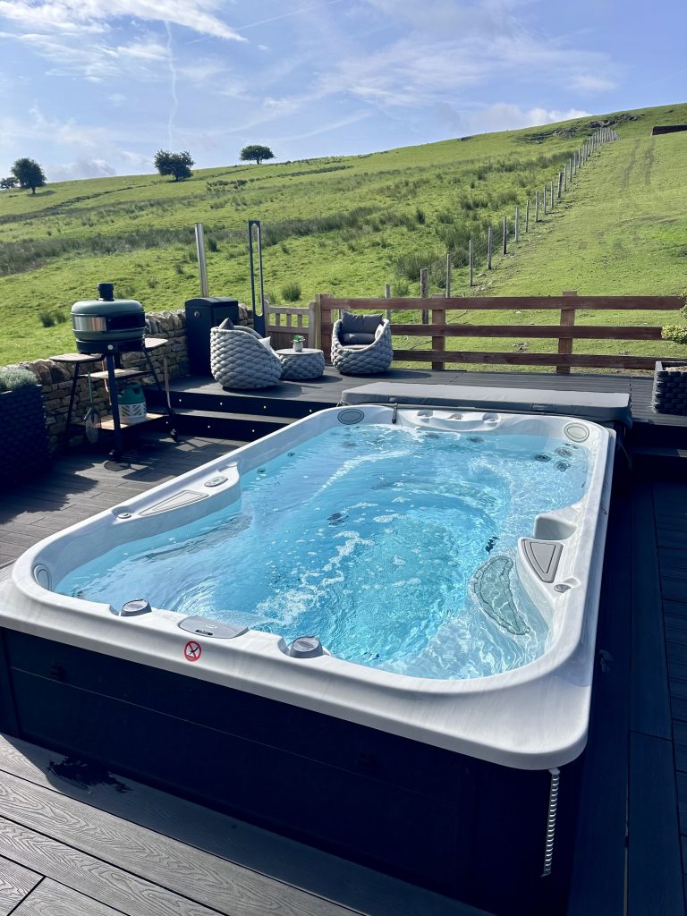 jacuzzi spa pool at beckside spa retreat